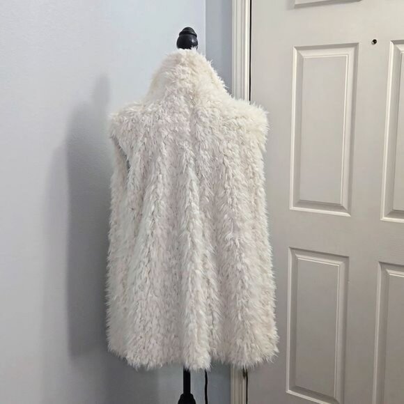 Offline by Aerie NWT Women's White Faux Shearling Vest Sz M - Picture 2 of 4